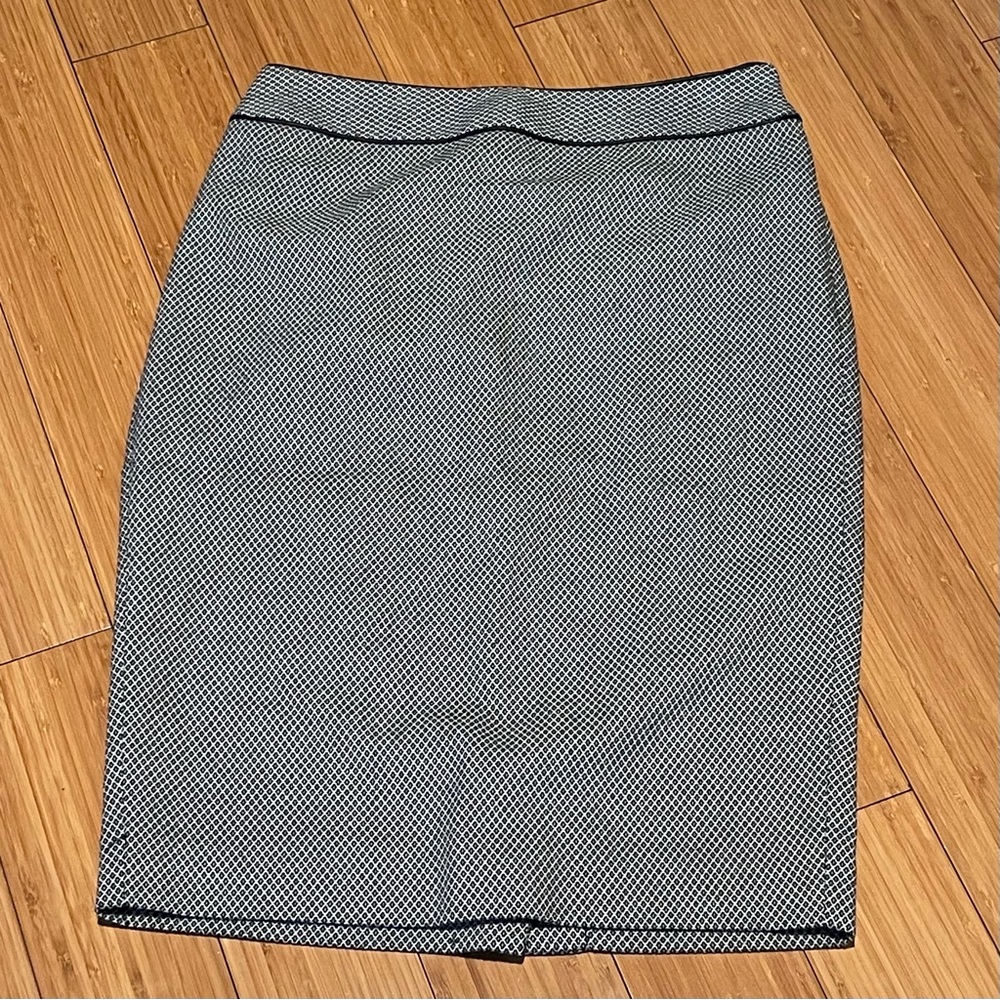 The Limited Monochrome Pencil Skirt